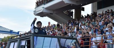 Diego Maradona ist bei seinem neuen Arbeitgeber Dinamo Brest angekommen. Aber seht euch selbst die coolen Bilder aus Weißrussland an. Foto: AFP