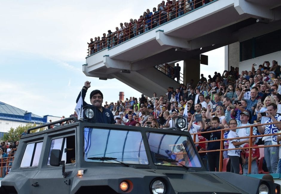 Diego Maradona ist bei seinem neuen Arbeitgeber Dinamo Brest angekommen. Aber seht euch selbst die coolen Bilder aus Weißrussland an. Foto: AFP