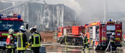 Ein Großbrand auf einem Recyclinghof in Bönen nahe Dortmund hat vier Lagerhallen völlig zerstört und die Feuerwehr aus der gesamten Region zwei Tage lang in Atem gehalten. Foto: dpa