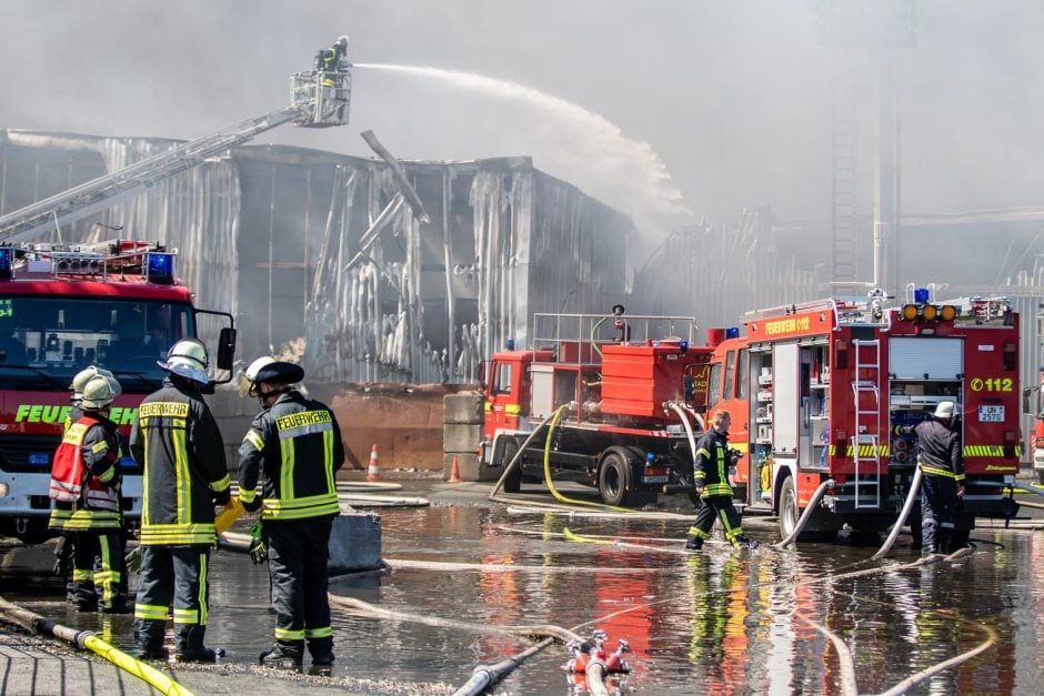 Ein Großbrand auf einem Recyclinghof in Bönen nahe Dortmund hat vier Lagerhallen völlig zerstört und die Feuerwehr aus der gesamten Region zwei Tage lang in Atem gehalten. Foto: dpa