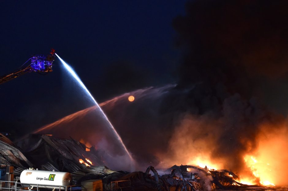 Ein Betrieb in einem Gewerbegebiet geht in Flammen auf. Für die Bewohner von Lippstadt hält das Feuer eine böse Überraschung bereit. Über ihrer Stadt schwebt eine giftige Wolke Foto: dpa
