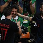 Kroatien steht im WM-Finale! Das 2:1 von Mario Mandzukic im Halbfinale gegen England den ersten Finaleinzug der Geschichte des Landes. Es folgte der Jubel des Jahres. Mittendrin: ein Fotograf. Foto: AFP