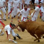 In Pamplona heißt es wieder: „Fiesta!“ Trotz zunehmender Kritik lockt die berühmte Stierhatz weiter Menschen aus aller Welt nach Nordspanien. Um mit den Kampfbullen durch die engen Gassen zu rennen