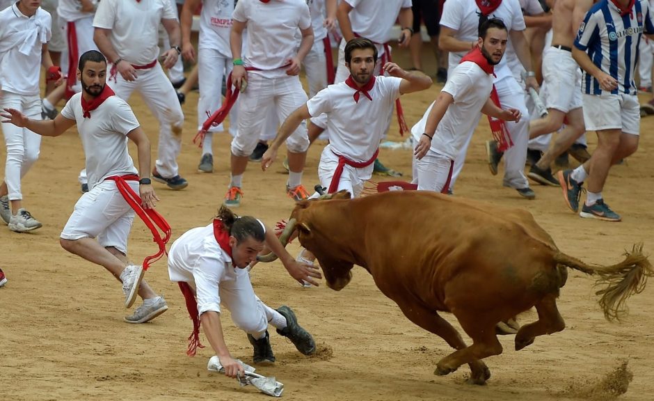 In Pamplona heißt es wieder: „Fiesta!“ Trotz zunehmender Kritik lockt die berühmte Stierhatz weiter Menschen aus aller Welt nach Nordspanien. Um mit den Kampfbullen durch die engen Gassen zu rennen
