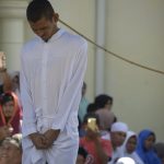 In Indonesien sind 15 Menschen wegen Verstößen gegen das muslimische Scharia-Gesetz öffentlich mit Stockschlägen bestraft worden. Foto: AFP