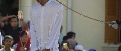 In Indonesien sind 15 Menschen wegen Verstößen gegen das muslimische Scharia-Gesetz öffentlich mit Stockschlägen bestraft worden. Foto: AFP