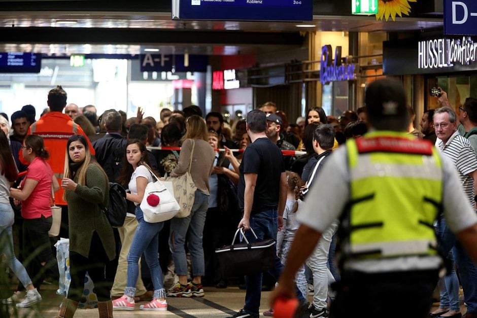 Die Polizei ist am Montagmittag wegen einer Geiselnahme in einer Apotheke zu einem Großeinsatz am Kölner Hauptbahnhof ausgerückt. Foto: dpa/Oliver Berg