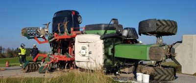 Unfall in Schwarzenau: Ein Peugeot 207 hing auf dem "Grubber" eines Traktors