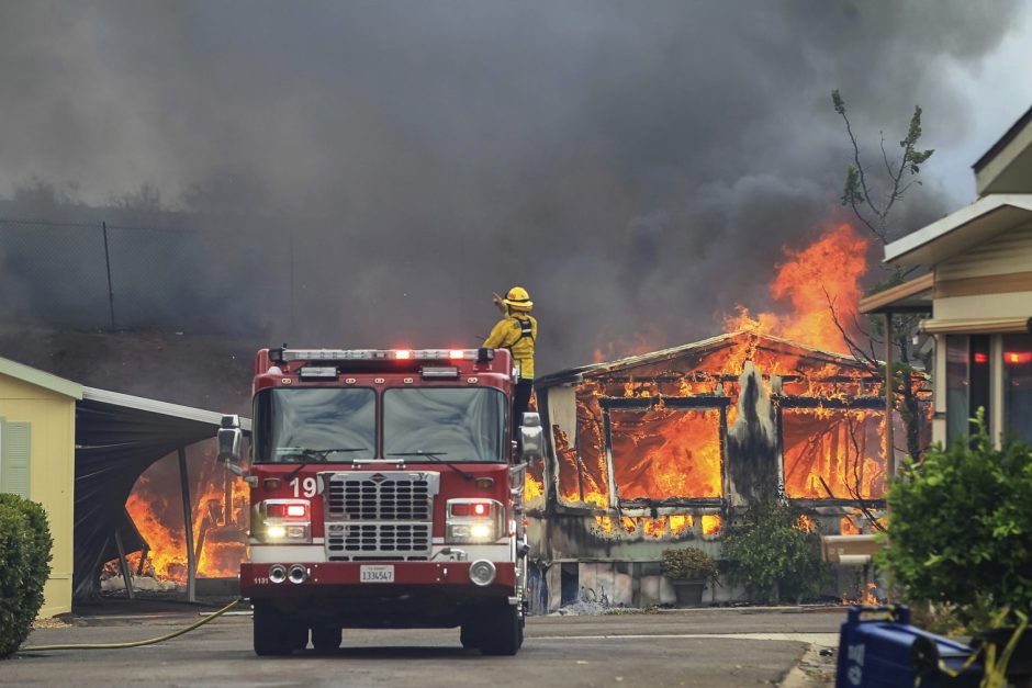 Von San Diego im Süden bis fast zur Grenze von Oregon im Norden: Brände zerstören in Kalifornien viele Quadratkilometer Wald und zahlreiche Gebäude. Das größte Feuer ist zur Hälfte eingedämmt. Foto: dpa