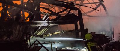Im Frankfurter Stadtteil Fechenheim brannte in der vergangenen Nacht eine Lagerhalle an der Carl-Benz-Straße fast vollständig nieder.  Foto: dpa
