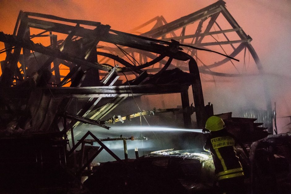 Im Frankfurter Stadtteil Fechenheim brannte in der vergangenen Nacht eine Lagerhalle an der Carl-Benz-Straße fast vollständig nieder.  Foto: dpa