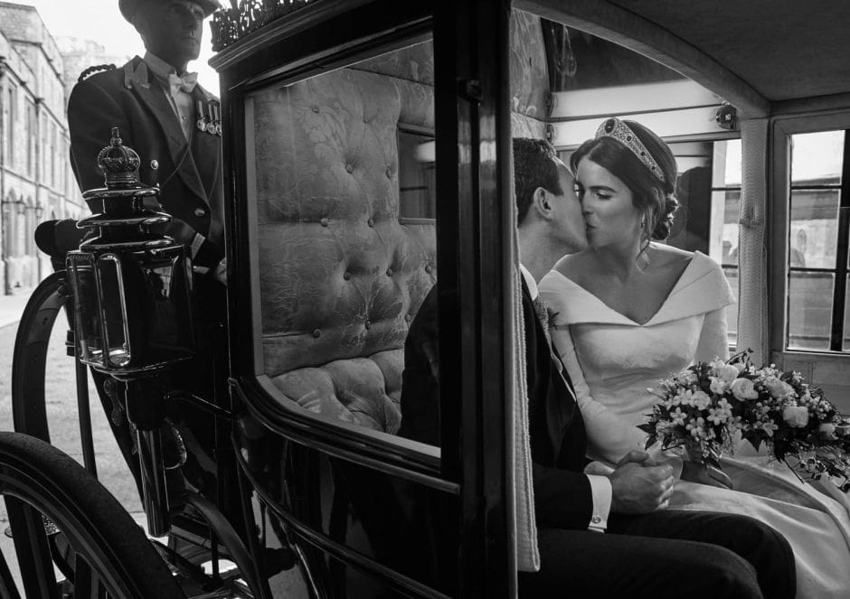 Ein verträumter Kuss in der Kutsche: Die britische Prinzessin Eugenie (28) und ihr Ehemann Jack Brooksbank (32) haben vier offizielle Fotos ihrer Hochzeit auf Schloss Windsor vom Freitag veröffentlichen lassen. Foto: dpa/Alex Bramall